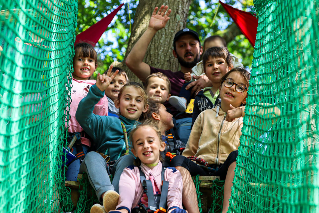 famille et amis dans la cabane anniversaire