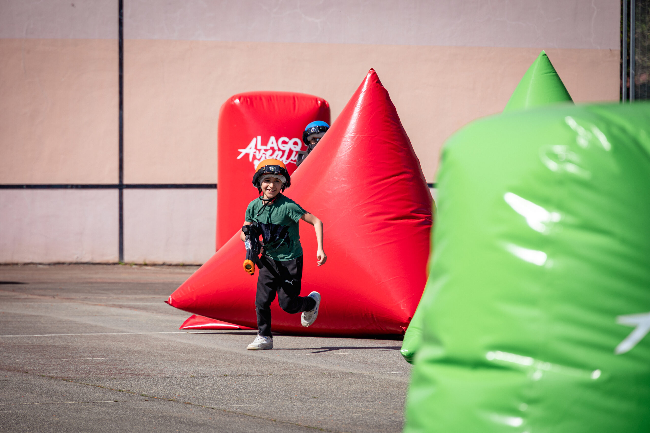 enfant jouant au laser game outdoor