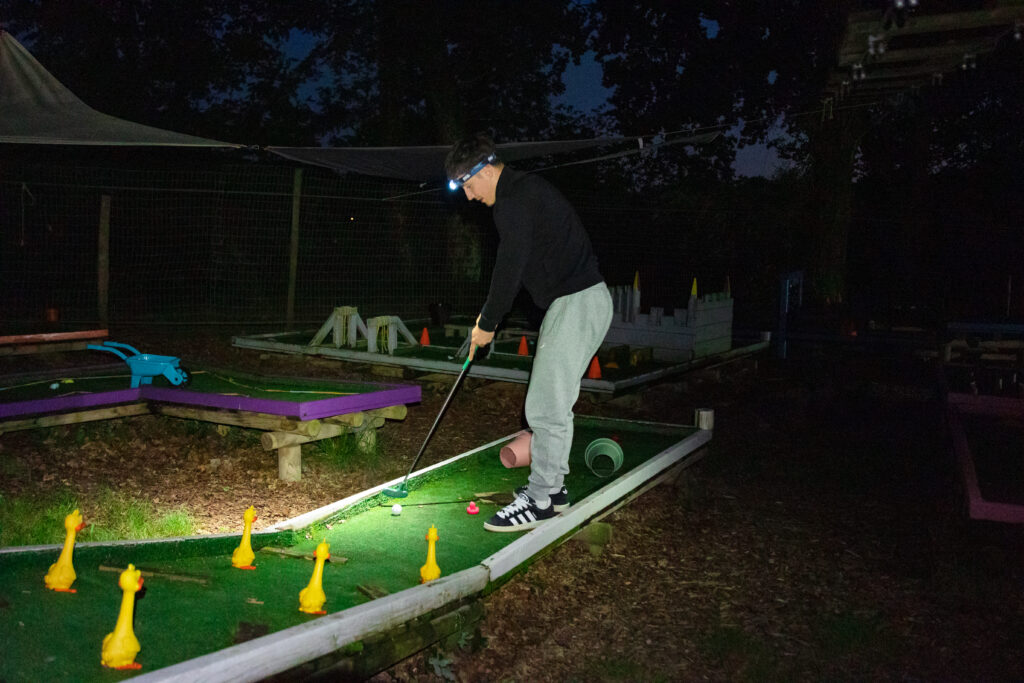 client seul sur le mni golf avec lampe frontale