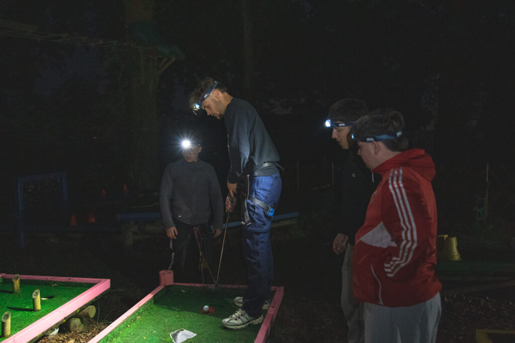 mini golf de nuit avec 4 personnes