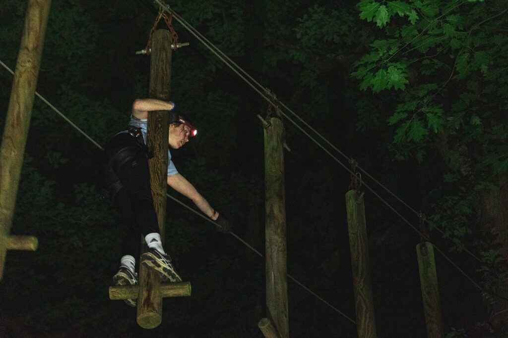 client en accrobranche de nuit sur un des parcours